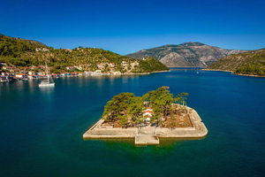 Sami: gita in barca sull'isola di Ithaca con bagno e spuntini