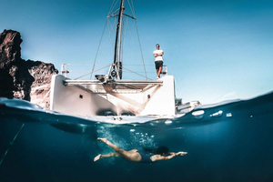 Santorini: esperienza privata in catamarano tutto incluso