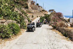 Santorini: tour en quad con almuerzo y recogida