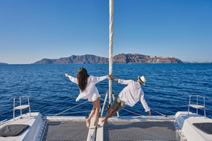 Santorini: crucero en catamarán por la Caldera con barbacoa, comida y bebidas