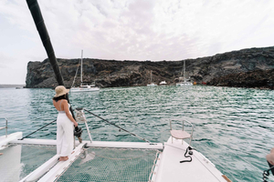 Santorini-katamarankrydstogt med svømning, måltider og åben bar