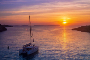 Santorini: Luxury Sunset Cruise with Dinner, BBQ, and Drinks