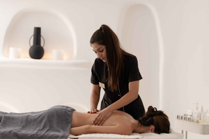 Santorini: Massage & Body Scrub + Jacuzzi access