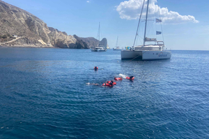 Santorini: crociera al mattino o al tramonto con BBQ e bevande