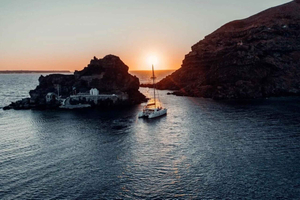 Santorini: Privat katamaran-kryssning med grillmat och dryck