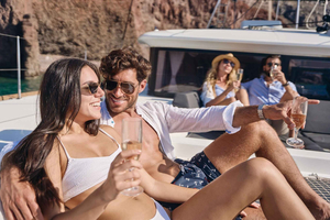 Santorini: crociera in catamarano per piccoli gruppi con BBQ di pesce fresco e bevande
