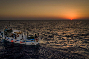 Excursion de pêche au coucher du soleil à Santorin avec dîner et boissons