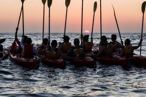 Santorini: Kayak de Mar al Atardecer con Cena Ligera
