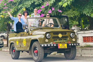 City Highlights Guided Tour by Vintage Jeep