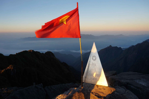 From Hanoi: 2-Day Sapa Limo Bus Tour & Fansipan Peak Visit