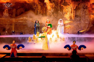 Z rejs po zatoce Ha Long, zwiedzanie jaskini i kolacja ze show
