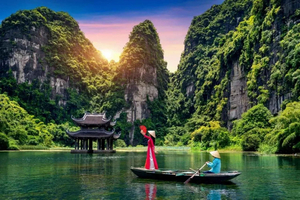 From Hanoi: Lan Ha Bay Cruise with BBQ Dinner & Kayaking