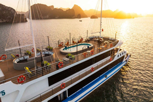 Halong Bay: 2-Day Luxury Cruise with Fine Dining & Kayaking