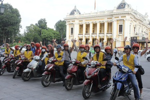 Hanoi: Food and Sightseeing Motorbike Tour with 7 Tastings