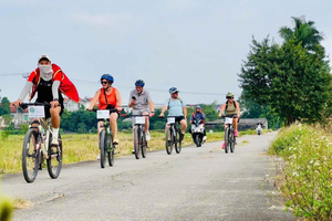 Hanoi Full Day Bicycle: Bat Trang and Co Loa Led By Women