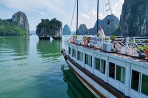 Hanoi: Islands & Caves Ha Long Cruise with Lunch & Kayaking