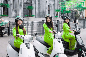 Hanoi Motorbike Tour with Female Riders in Green Ao Dai