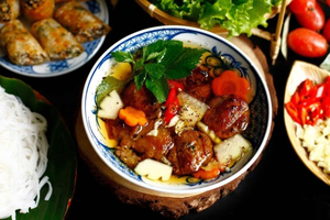 Hanoi Street Food Tour with Train Street - Small Group