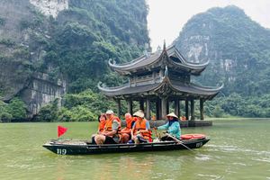Ninh Binh: Bai Dinh, Hoa Lu, Trang An, Mua Cave, Guide Tour
