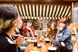 La cuisine de rue végétalienne et les histoires de Hanoi