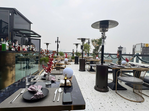Luna Restaurant & Skybar