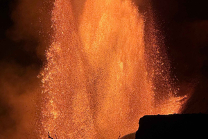 Big Island: vulkaan, zwart zandstrand, waterval, inclusief lunch