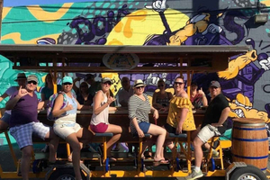 Honolulu: Kaka'ako Bar Tour by 15-Passenger Bike