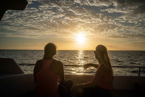 Kailua-Kona: esnórquel con mantarrayas y crucero en velero al atardecer