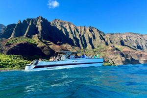 Kauai: Na Pali Coast Deluxe Power Catamaran Tour