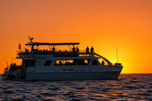 Kona : dîner-croisière au coucher du soleil avec dîner, concert et cocktail