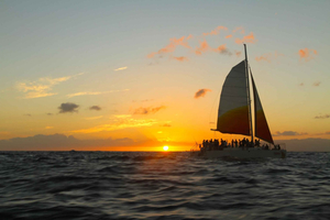 Waikiki: Sunset Sail from Beach | FRIDAYS 21+ ONLY