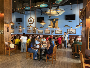 Uncle's Fish Market Bar & Grill - Pearlridge