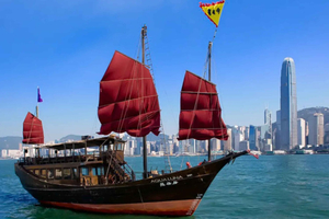 paseo en barco Aqua Luna por Victoria Harbour