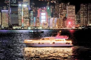 Hong Kong: tour in yacht di 100 minuti nel Victoria Harbour con drink