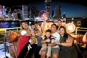 Hong Kong: Victoria Harbour Cruise with Live Tour and Photos