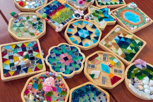Hong Kong : atelier de fabrication de dessous de verre en mosaïque à l'Art Village