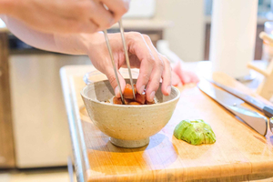 Sjovt madlavningskursus i at lave poke bowls på et lokalt destilleri