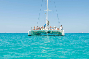 Passeio de catamarã até Formentera com churrasco e parada para nadar