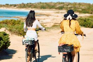 Cruzeiro de barco em Formentera, aventura de bicicleta e festa ao pôr do sol