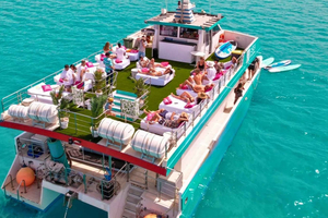 paseo en barco a Formentera con paella, barra libre y parada para nadar