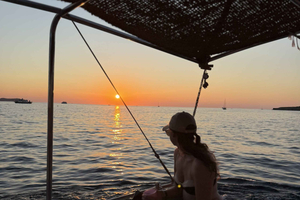 Passeio de barco ao pôr do sol em Ibiza com bebidas e parada para nadar