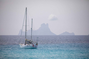 Excursão de barco particular em Ibiza para Es Vedrà com SUP