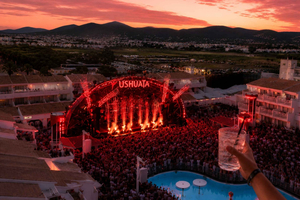 Bebida no terraço com vistas para o palco do Ushuaïa Ibiza