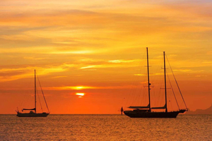 San Antonio: boottocht bij zonsondergang naar Cala Salada en Cala Gració