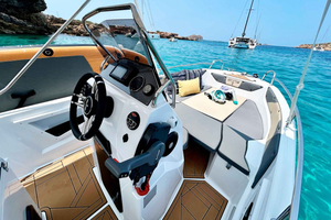 San Antonio : parcourez Ibiza en bateau. Sans permis, 6 personnes. Snorkeling et SUP