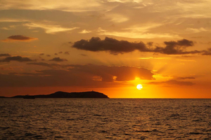 Ibiza : Excursion en bateau au coucher du soleil avec plongée en apnée, kayak et boissons