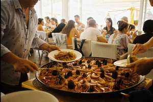 Paella ao pôr do sol com vista para o mar e ingresso para o clube de sua escolha