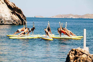Aula de SUP Yoga em Cala Vadella