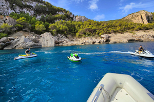 Vesiskootterikierros Cala Albarcaan San Antoniosta käsin