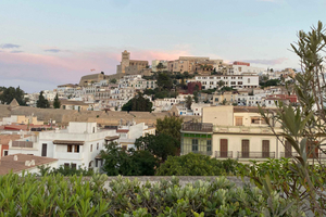 Ibiza: tour a pie por Dalt Vila con sangría/taller de sangría.